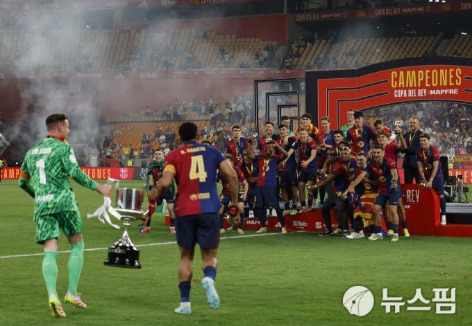 [세비야 로이터 =뉴스핌] 박상욱 기자 = 바르셀로나 선수들이 27일 코파 델 레이 결승전에서 승리한 뒤 국왕컵 트로피를 기다리며 우승 시상식을 즐기고 있다. 2025.4.27 psoq1337@newspim.com