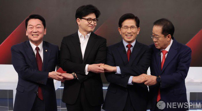 [서울=뉴스핌] 국회사진취재단 = 26일 서울 중구 매경미디어센터에서 열린 국민의힘 대통령 선거 제2차 경선 후보자 토론회에서 후보들이 기념 촬영을 위해 손을 맞잡고 있다. 왼쪽부터 안철수, 한동훈, 김문수, 홍준표 후보. 2025.04.26 photo@newspim.com
