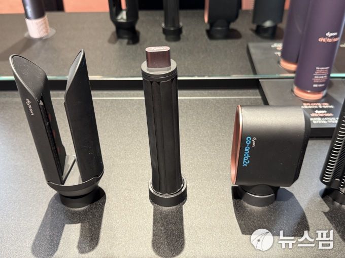 [서울=뉴스핌] 김정인 기자 = 다이슨이 28일 국내 출시한 '에어랩 코안다2x 멀티 스타일러 앤 드라이어'의 툴 6종. 2025.04.28 kji01@newspim.com