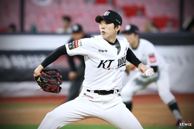 [서울=뉴스핌] kt 선발 투수 오원석이 22일 SSG와의 경기에서 역투하고 있다. [사진 = kt] 2025.04.22 photo@newspim.com