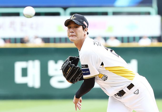 [서울=뉴스핌] SSG 랜더스의 선발 투수 김광현이 27일 키움 히어로즈와의 경기에서 역투하고 있다. [사진 = SSG 랜더스] 2025.04.27 wcn05002@newspim.com