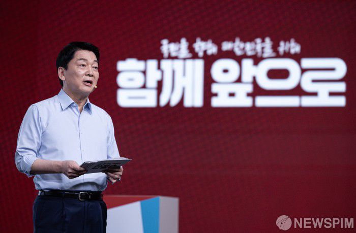 [서울=뉴스핌] 국회사진취재단 = 안철수 국민의힘 경선 후보가 18일 오후 서울 강서구 ASSA아트홀에서 열린 '제21대 대통령후보자 국민의힘 1차 경선 후보자 비전대회'에서 비전을 발표하고 있다. 2025.04.18 photo@newspim.com