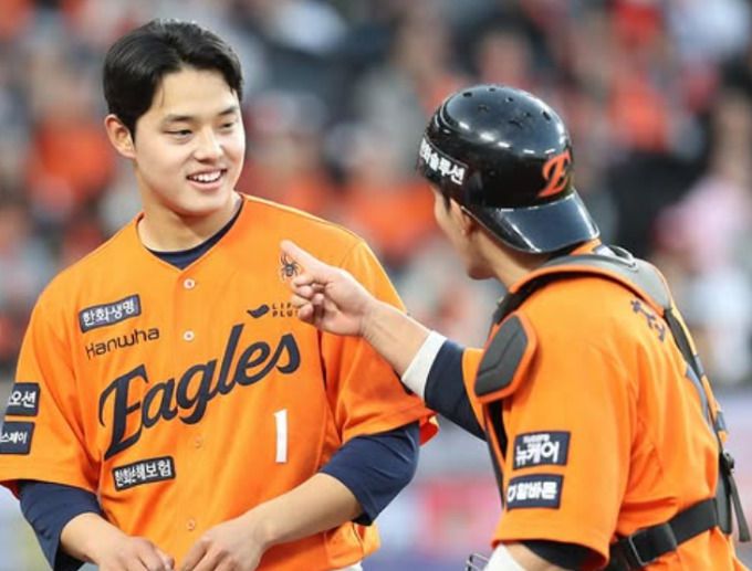 [서울=뉴스핌] 한화의 선발 투수 문동주가 26일 kt와의 경기에서 6회 무실점 후 최재훈 포수와 대화하고 있다. [사진 = 한화] 2025.04.26 photo@newspim.com