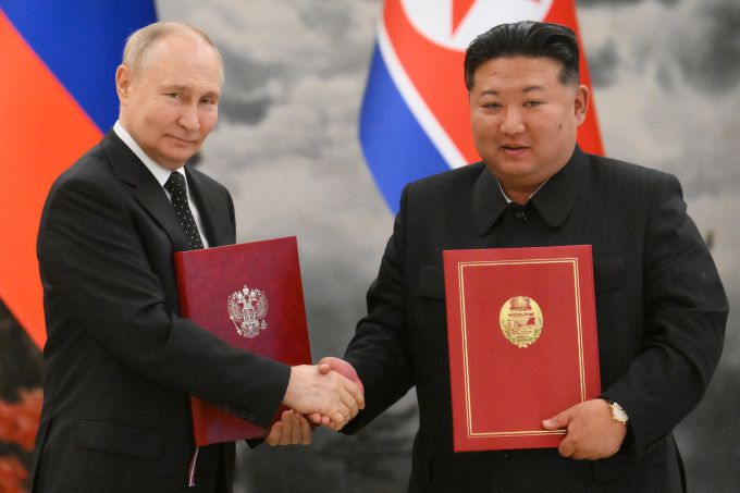 지난 6월 19일 북한 평양에서 포괄적 전략 동반자 협정 서명식 후 악수하는 블라디미르 푸틴 러 대통령과 김정은 북한 국무위원장의 모습. [사진=로이터 뉴스핌]