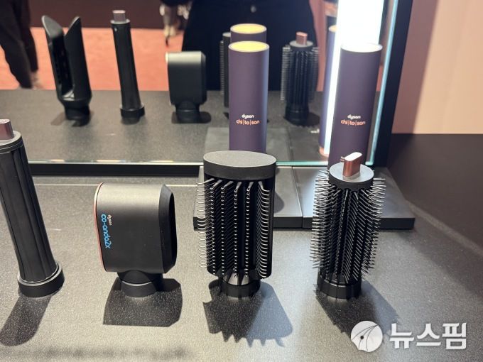 [서울=뉴스핌] 김정인 기자 = 다이슨이 28일 국내 출시한 '에어랩 코안다2x 멀티 스타일러 앤 드라이어'의 툴 6종. 2025.04.28 kji01@newspim.com
