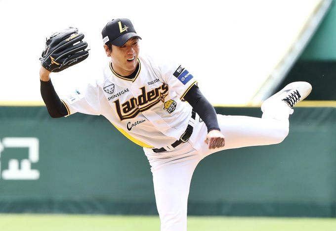 [서울=뉴스핌] SSG 랜더스의 선발 투수 김광현이 27일 키움 히어로즈와의 경기에서  1회 송성문을 상대로 공을 던지고 있다. [사진 = SSG 랜더스] 2025.04.27 wcn05002@newspim.com