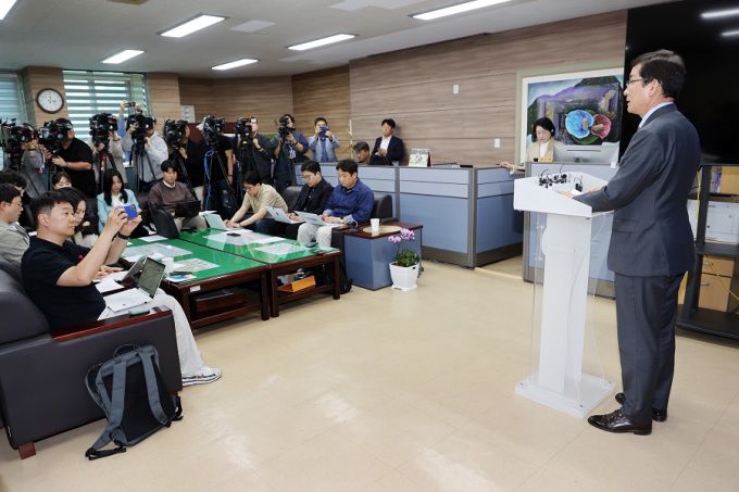 고교생 흉기 난동과 관련해 기자 브리핑 하는 윤건영 충북교육감[사진=충북교육청]  2025.04.28 baek3413@newspim.com