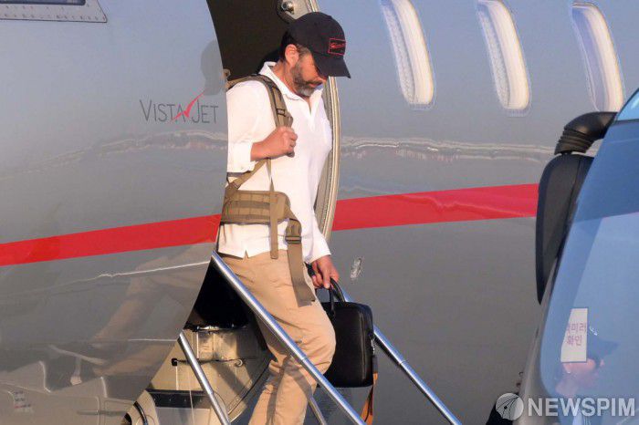 [서울=뉴스핌] 최지환 기자 = 도널드 트럼프 미국 대통령의 장남 트럼프 주니어가 29일 오후 서울 강서구 김포국제공항에 도착해 탑승기에서 내리고 있다. 2025.04.29 choipix16@newspim.com