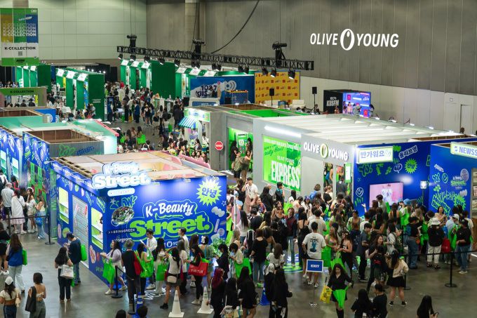 지난해 7월 26~28일 미국 로스앤젤레스(LA)에서 진행된 'KCON LA 2024' 올리브영 부스가 성황을 이뤘다. [사진=CJ올리브영 제공]