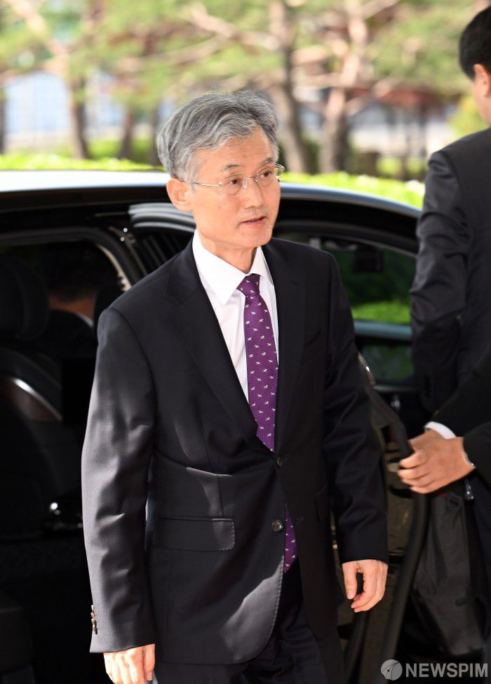 [서울=뉴스핌] 이형석 기자 = 조희대 대법원장이 24일 오전 서울 서초구 대법원으로 출근하고 있다. 대법원 전원합의체는 이날 이재명 전 더불어민주당 대표의 공직선거법 위반 혐의 사건 두 번째 기일을 열어 사건을 심리한다. 2025.04.24 leehs@newspim.com