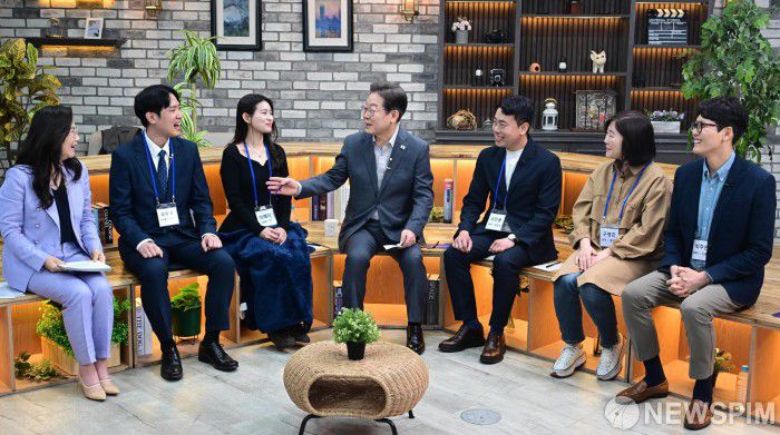 [서울=뉴스핌] 국회사진취재단 = 더불어민주당 이재명 대선 후보가 30일 오후 서울 구로구의 한 스튜디오에서 열린 '슬기로운 퇴근생활' 직장인 간담회에서 참가자들과 직장인의 고충에 대해 이야기를 나누고 있다. 2025.04.30 photo@newspim.com