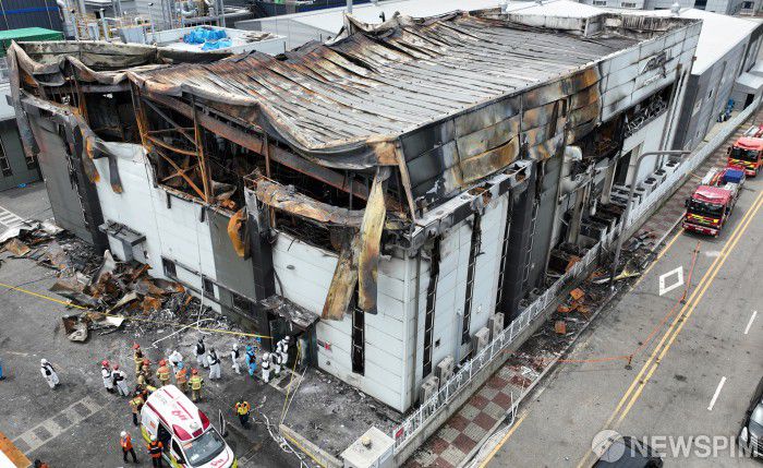 [화성=뉴스핌] 정일구 기자 = 경찰과 소방당국, 국립과학수사연구원, 고용노동부 등으로 구성된 합동감식단이 25일 경기 화성시 리튬전지 공장 화재 현장에서 화재 원인 조사를 위한 합동감식을 하고 있다. 2024.06.25 mironj19@newspim.com