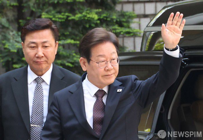 [서울=뉴스핌] 이호형 기자 = 이재명 더불어민주당 대선 후보가 29일 오전 서울 서초구 서울중앙지방법원에서 열리는 '대장동 배임 및 성남FC 뇌물 혐의' 1심 속행 공판에 출석하며 지지자를 향해 손인사를 하고 있다. 2025.04.29 leemario@newspim.com