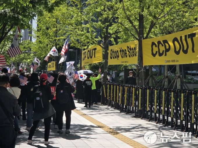 [서울=뉴스핌] 김아영 기자 = 트럼프 주니어와 재계 인사 면담이 열린 서울 강남구 조선 팰리스 호텔 앞 트럼프 주니어 방문을 환영하는 현수막이 걸려있다. 2025.04.30 aykim@newspim.com