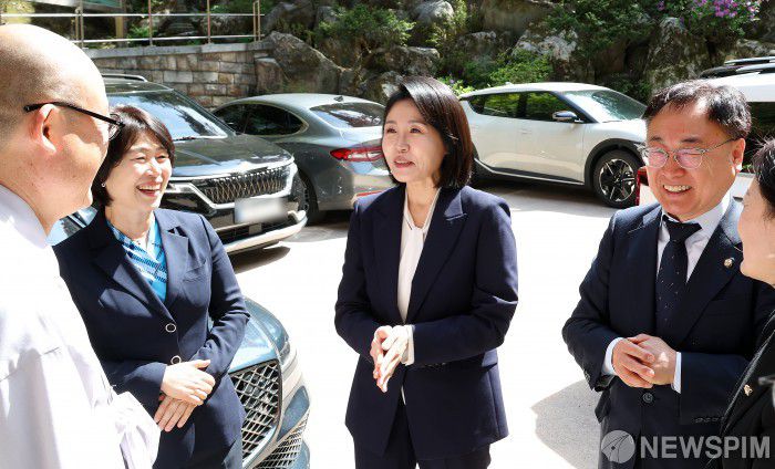 [단양=뉴스핌] 정일구 기자 = 이재명 더불어민주당 대선 후보 배우자 김혜경 씨가 30일 오후 충북 단양군 영춘면 구인사를 방문해 이광희 더불어민주당 의원 등 관계자들과 대화를 나누고 있다. 2025.04.30 mironj19@newspim.com