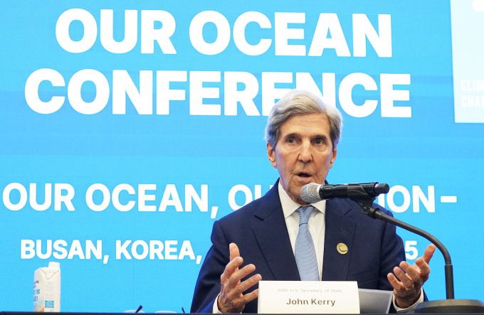 존 케리 전 미국 국무부 장관이 29일 오후 부산 벡스코에서 '제10차 아워오션 콘퍼런스(OOC)'를 계기로 가진 내·외신 기자간담회에서 해양환경정책에 대해 질의응답을 하고 있다. [사진=해양수산부] 2025.04.29 dream@newspim.com