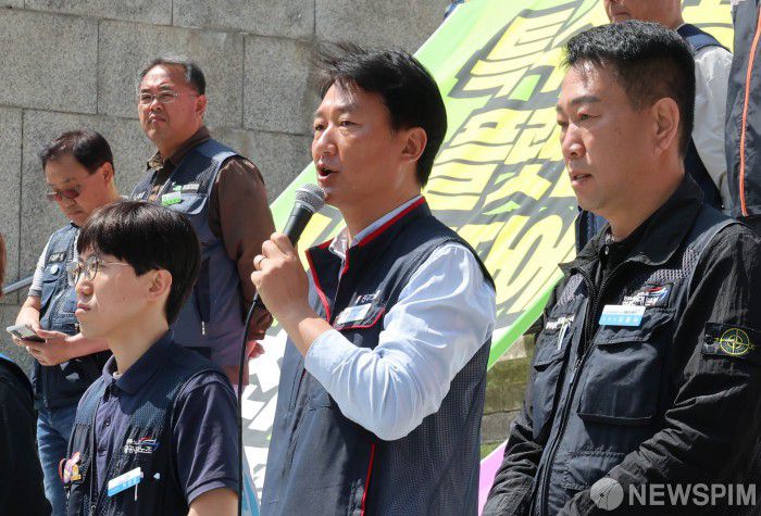 [서울=뉴스핌] 양윤모 기자 = 양경수 민노총위원장이 30일 오전 서울 종로구 세종문화회관 계단 앞에서 열린 특수고용·플랫폼 노동자 노동기본권 보장을 위한 민주노총의 제21대 대통령선거 요구안 발표 기자회견에서 발언을 하고 있다.  2025.04.30 yym58@newspim.com