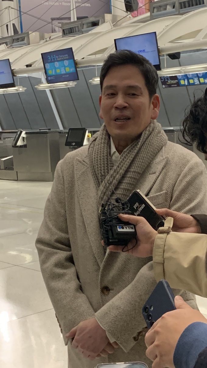 미국 JFK 공항에서 인터뷰하는 정용진 신세계 그룹 회장.[사진=뉴욕특파원 공동 취재단]