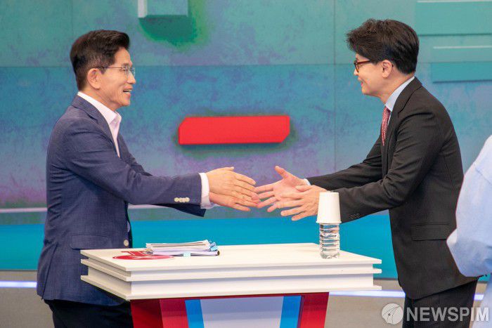 [서울=뉴스핌] 국회사진취재단 = 30일 오후 서울 중구 TV조선에서 국민의힘 제21대 대통령선거 경선 결선투표에 진출한 김문수(왼쪽) 한동훈 후보가 TV토론에 앞서 스튜디오에서 인사를 나누고 있다. 2025.04.30 photo@newspim.com