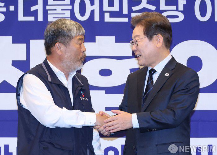 [서울=뉴스핌] 김학선 기자 = 이재명 더불어민주당 대선후보와 김동명 한국노총 위원장이 1일 서울 중구 프레스센터에서 열린 한국노총 정책협약식을 마치고 악수하고 있다. 2025.05.01 yooksa@newspim.com