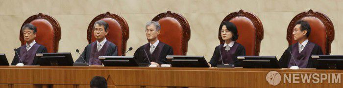 [서울=뉴스핌] 사진공동취재단 = 조희대 대법원장을 비롯한 대법관들이 1일 서울 서초구 대법원에서 이재명 더불어민주당 대선 후보의 공직선거법 위반 사건과 관련한 전원합의체 선고를 위해 대심판정에 착석해 있다. 2025.05.01 photo@newspim.com