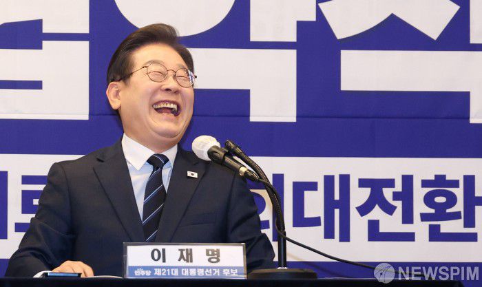 [서울=뉴스핌] 김학선 기자 = 이재명 더불어민주당 대선후보가 1일 서울 중구 프레스센터에서 열린 한국노총 정책협약식에서 환하게 웃고 있다. 2025.05.01 yooksa@newspim.com