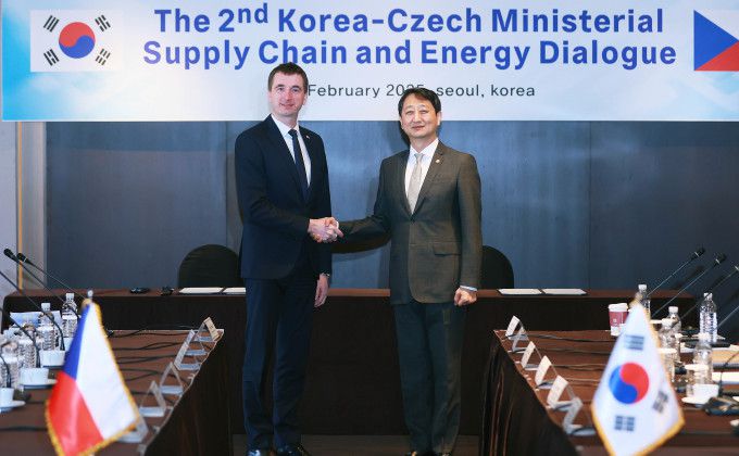안덕근 산업통상자원부 장관(오른쪽)이 17일 오전 서울 중구 대한상공회의소에서 열린 '제2차 한-체코 공급망 에너지 대화'에서 루카쉬 블첵(Lukáš Vlček) 체코 산업통상부 장관과 양국 간 경제협력을 위한 양해각서(MOU)를 체결하고 기념사진을 찍고 있다. [사진=산업통상자원부] 2025.02.17 dream@newspim.com