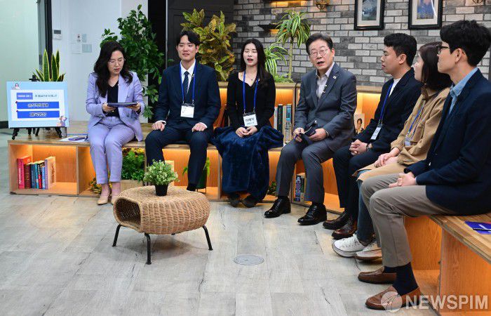 [서울=뉴스핌] 국회사진취재단 = 더불어민주당 이재명 대선 후보가 30일 오후 서울 구로구의 한 스튜디오에서 열린 '슬기로운 퇴근생활' 직장인 간담회에서 참가자들과 직장인의 고충에 대해 이야기를 나누고 있다. 2025.04.30 photo@newspim.com