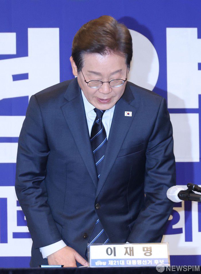 [서울=뉴스핌] 김학선 기자 = 이재명 더불어민주당 대선후보가 1일 서울 중구 프레스센터에서 열린 한국노총 정책협약식에 참석해 인사하고 있다. 2025.05.01 yooksa@newspim.com