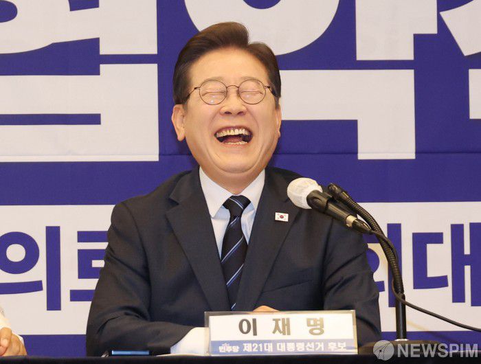 [서울=뉴스핌] 김학선 기자 = 이재명 더불어민주당 대선후보가 1일 서울 중구 프레스센터에서 열린 한국노총 정책협약식에서 환하게 웃고 있다. 2025.05.01 yooksa@newspim.com