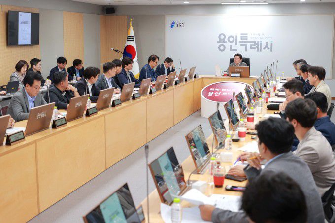 이상일 용인시장이 지난달 30일 시민프로축구단 창단준비위원회 회의를 주재했다. [사진=용인시]