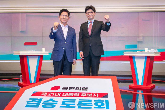 [서울=뉴스핌] 국회사진취재단 = 30일 오후 서울 중구 TV조선에서 국민의힘 제21대 대통령선거 경선 결선투표에 진출한 김문수(왼쪽) 한동훈 후보가 TV토론에 앞서 스튜디오에서 자세를 취하고 있다. 2025.04.30 photo@newspim.com