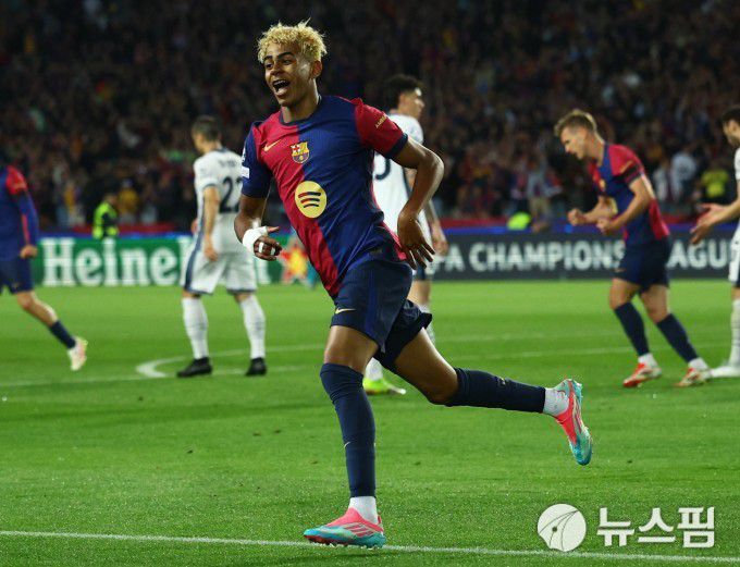 [바르셀로나 로이터 =뉴스핌] 박상욱 기자 = 야말이 UCL 4강 1차전 인터 밀란과의 경기에서 골을 넣고 기뻐하고 있다. 2025.5.1 psoq1337@newspim.com