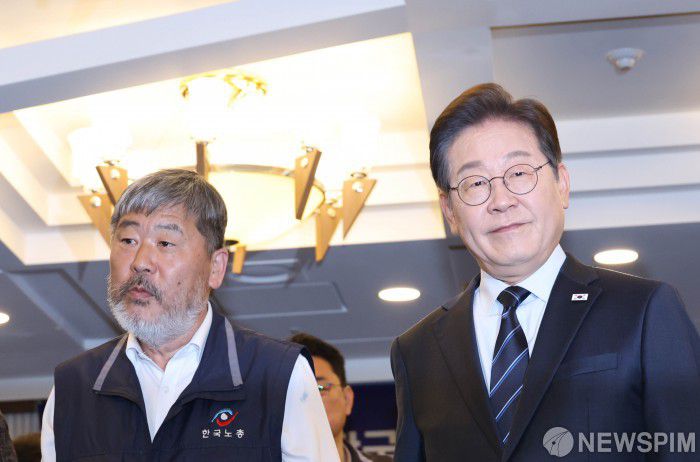 [서울=뉴스핌] 김학선 기자 = 이재명 더불어민주당 대선후보와 김동명 한국노총 위원장이 1일 서울 중구 프레스센터에서 열린 한국노총 정책협약식을 마치고 퇴장하고 있다. 2025.05.01 yooksa@newspim.com