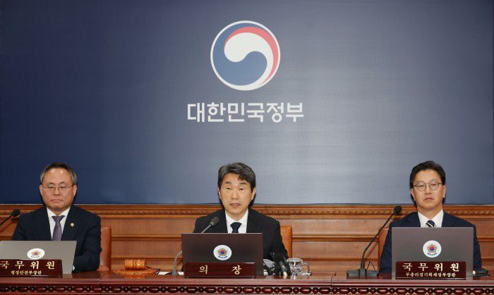 [서울=뉴스핌] 이주호 대통령 권한대행 부총리 겸 교육부 장관이 2일 서울 종로구 정부서울청사에서 열린 국무회의를 주재하며 모두발언을 하고 있다.[사진=교육부] 2025.05.02 photo@newspim.com