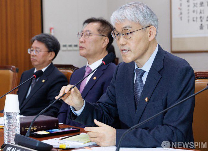[서울=뉴스핌] 윤창빈 기자 = 천대엽 법원행정처장이 2일 오전 서울 여의도 국회에서 열린 법제사법위원회 전체회의에서 의원 질문에 답변하고 있다. 2025.05.02 pangbin@newspim.com