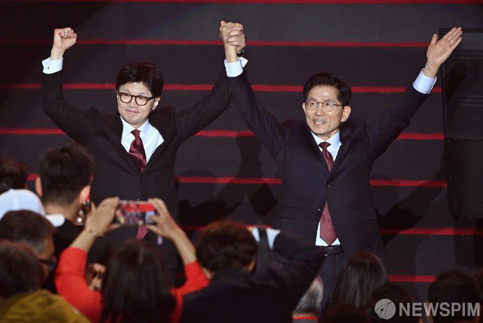 [서울=뉴스핌] 국회사진취재단 = 김문수, 한동훈 국민의힘 대선 경선 후보가 3일 오후 경기 고양시 킨텍스에서 열린 국민의힘 제5차 전당대회에서 두 손을 잡고 함께 단상에서 퇴장하고 있다. 2025.05.03 photo@newspim.com
