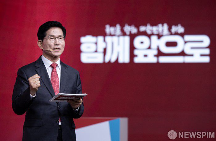 [서울=뉴스핌] 국회사진취재단 = 김문수 국민의힘 경선 후보가 18일 오후 서울 강서구 ASSA아트홀에서 열린 '제21대 대통령후보자 국민의힘 1차 경선 후보자 비전대회'에서 비전을 발표하고 있다. 2025.04.18 photo@newspim.com