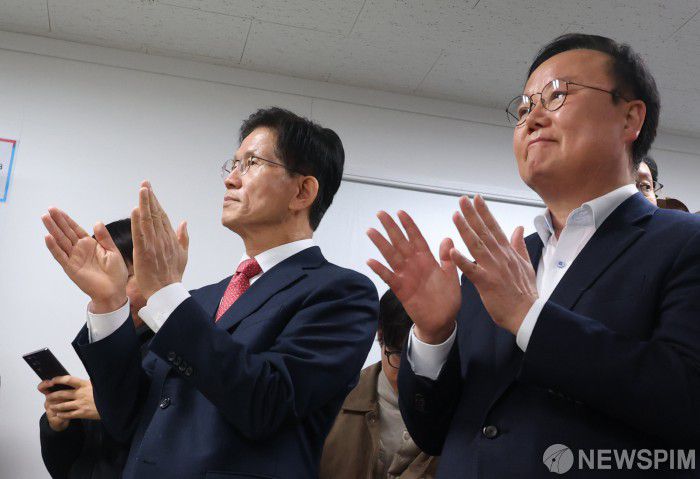 [서울=뉴스핌] 이호형 기자 = 김문수 전 고용노동부 장관과 김재원 전 의원이  15일 오전 서울 여의도 캠프 사무실에서 열린  대학생,김문수 대통령 후보 지지 선언 기자회견에 참석해  박수를 치고 있다. 2025.04.15 leemario@newspim.com