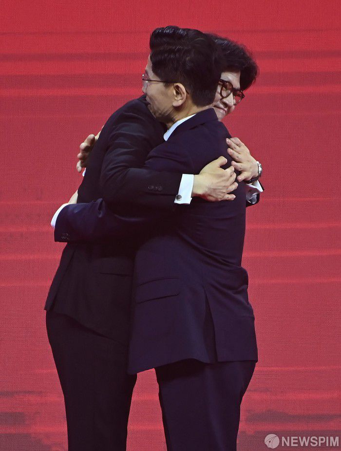 [서울=뉴스핌] 국회사진취재단 = 김문수, 한동훈 국민의힘 대선 경선 후보가 3일 오후 경기 고양시 킨텍스에서 열린 국민의힘 제5차 전당대회에서 서로 포옹하고 있다. 2025.05.03 photo@newspim.com