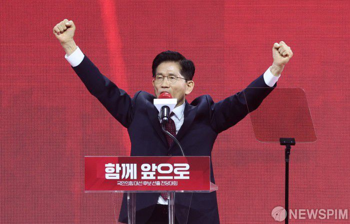 [고양=뉴스핌] 최지환 기자 = 국민의힘 대선후보로 선출된 김문수 후보가 3일 오후 경기 고양시 킨텍스에서 열린 국민의힘 제5차 전당대회에서 수락연설을 하고 있다. 2025.05.03 choipix16@newspim.com