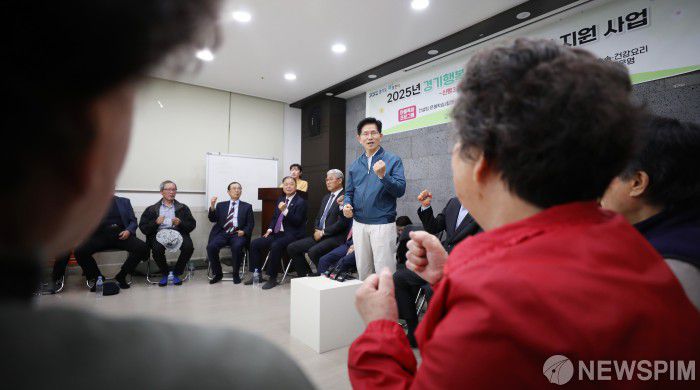 [포천=뉴스핌] 이형석 기자 = 김문수 국민의힘 대선후보가 4일 오후 경기 포천시 신평리 장자마을을 찾아 한센인들과 대화를 나누고 있다. 2025.05.04 leehs@newspim.com