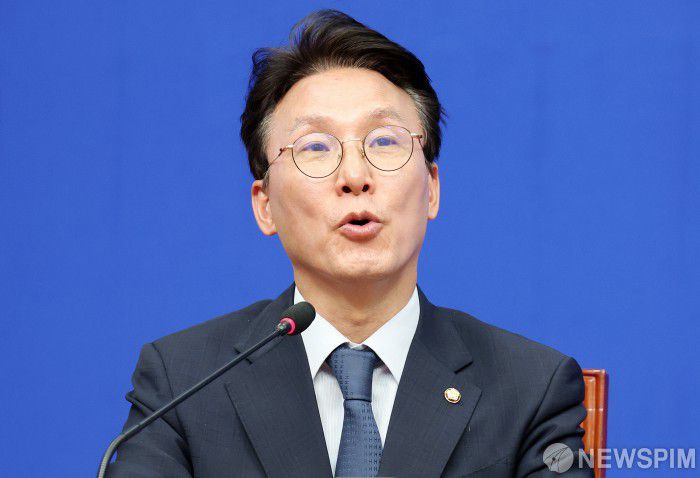 [서울=뉴스핌] 정일구 기자 = 김민석 더불어민주당 최고위원이 28일 오전 서울 여의도 국회에서 열린 최고위원회의에서 모두발언을 하고 있다. 2025.04.28 mironj19@newspim.com