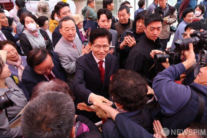 [서울=뉴스핌] 정일구 기자 = 김문수 국민의힘 대선 후보가 5일 오전 서울 종로구 조계사에서 열린 불기 2569년 부처님오신날 봉축법요식에서 퇴장하며 인사하고 있다. 2025.05.05 mironj19@newspim.com