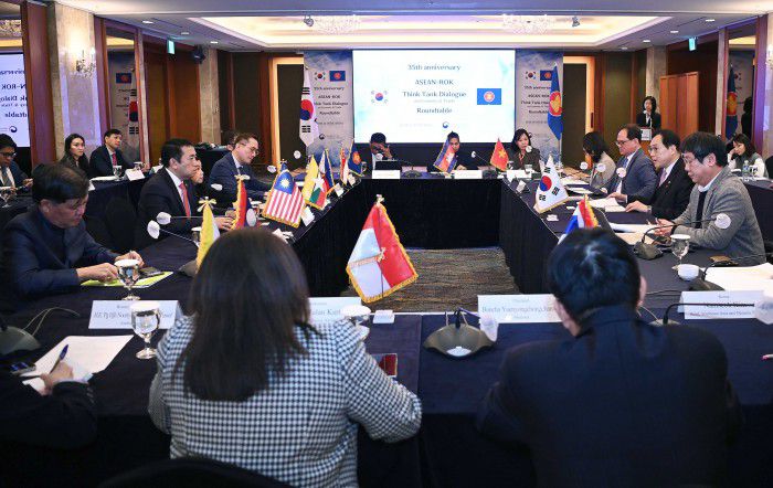 [서울=뉴스핌]정인교 산업통상자원부 통상교섭본부장 17일 서울 중구 소공동 롯데호텔에서 열린 한-아세안 경제·통상 싱크탱크 다이얼로그 참석해 인사말을 하고 있다. 이날 행사에는 테츠야 와타나베(Tetsuya Watanabe) 아세안·동아시아 경제연구소(ERIA) 원장을 비롯한 아세안 10개국 주한대사단과 아세안 사무국 관계자 30여명이 참석[사진= 산업통상자원부] 2024.12.17 photo@newspim.com