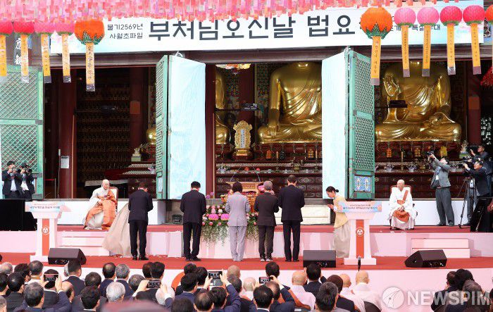 [서울=뉴스핌] 정일구 기자 = 이재명 더불어민주당 대선 후보(왼쪽부터), 김문수 국민의힘 대선 후보, 김재연 진보당 대선 후보, 권영국 정의당 대선 후보, 한덕수 무소속 대선 예비후보가 5일 오전 서울 종로구 조계사에서 열린 불기 2569년 부처님오신날 봉축법요식에서 헌화하고 있다. 2025.05.05 mironj19@newspim.com