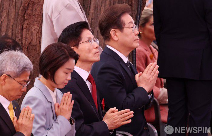 [서울=뉴스핌] 정일구 기자 = 이재명 더불어민주당 대선 후보(오른쪽부터)와 김문수 국민의힘 대선 후보, 김재연 진보당 대선 후보, 권영국 정의당 대선 후보가 5일 오전 서울 종로구 조계사에서 열린 불기 2569년 부처님오신날 봉축법요식에 참석해 합장하고 있다. 2025.05.05 mironj19@newspim.com