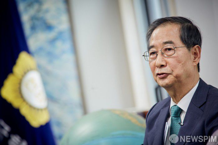 [서울=뉴스핌] 한덕수 대선후보가 3일 서울 여의도 국회 헌정기념관에서 정대철 헌정회장을 비롯한 헌정회 인사 20여 명과 대화를 나누고 있다. [사진=한덕수 캠프] 2025.05.03 photo@newspim.com