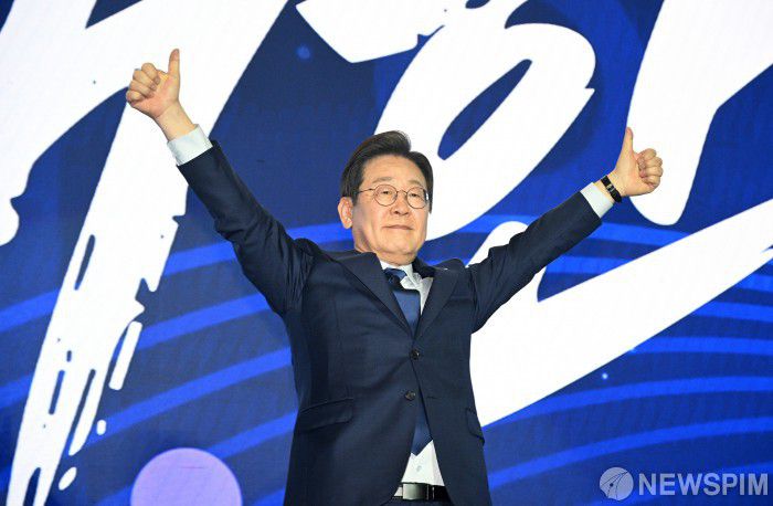 [고양=뉴스핌] 정일구 기자 = 이재명 더불어민주당 대선 경선 후보가 27일 오후 경기 고양시 킨텍스에서 열린 제21대 대통령선거 후보자 선출을 위한 수도권·강원·제주 합동연설회에서 수락연설에 앞서 인사하고 있다. 2025.04.27 mironj19@newspim.com