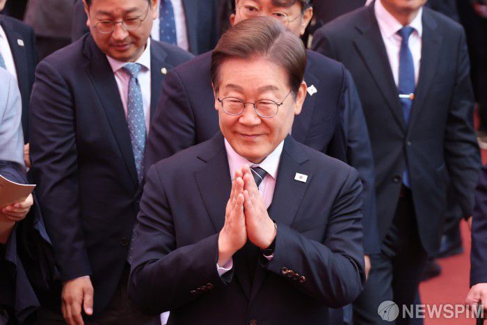 [서울=뉴스핌] 정일구 기자 = 이재명 더불어민주당 대선 후보가 5일 오전 서울 종로구 조계사에서 열린 불기 2569년 부처님오신날 봉축법요식에서 퇴장하며 인사하고 있다. 2025.05.05 mironj19@newspim.com